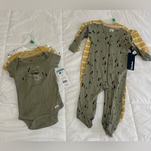 New Gerber Boys Sleeper/Onesie Set Sz 6-9 Months